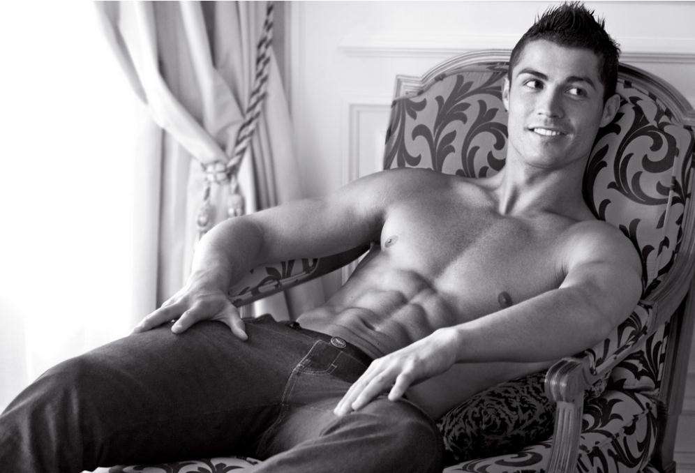 c罗笑容满面还一身潮流打扮,c罗被保护离场