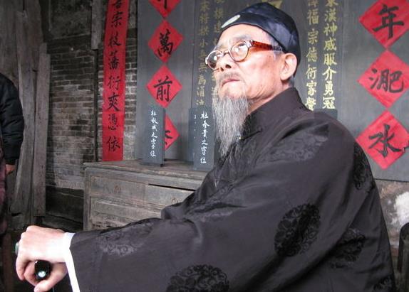 门前开塘有什么讲究,农村俗语墙上加墙家败人亡啥意思