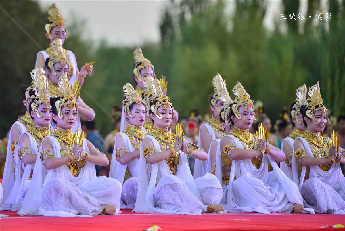 在敦煌跳敦煌舞,跳敦煌的舞蹈服