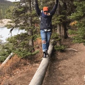 这只鹦鹉一直以为他是一只猴，所以每天都在重复做这个动作