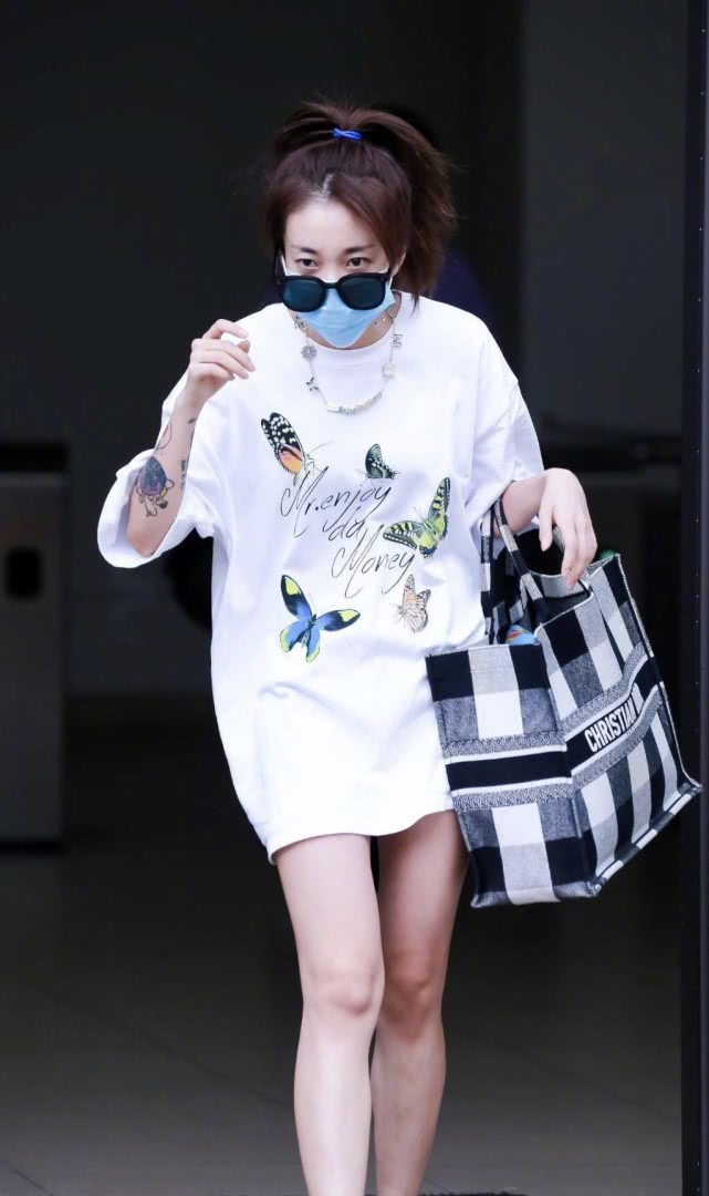 乃万吊带背心配牛仔裤,乃万篮球背心穿搭