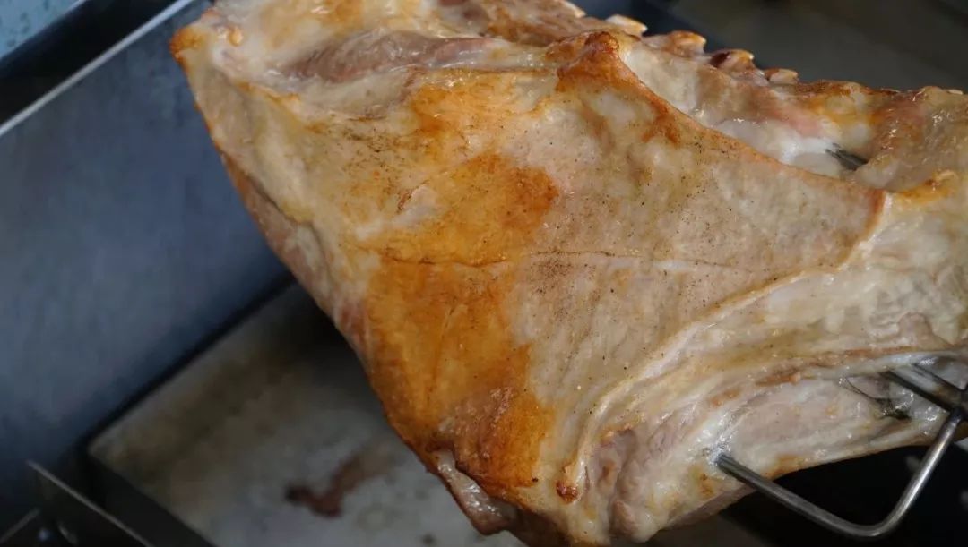 可以吃烧烤烤全羊的地方,有篝火烤全羊的地方