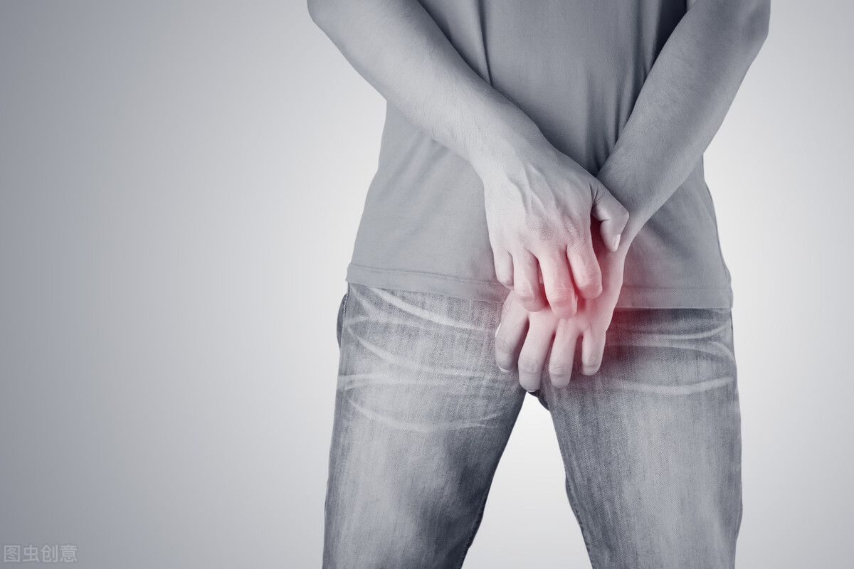 突然冒出个点很痒是什么湿疹,湿疹周围又出现好多小疹子