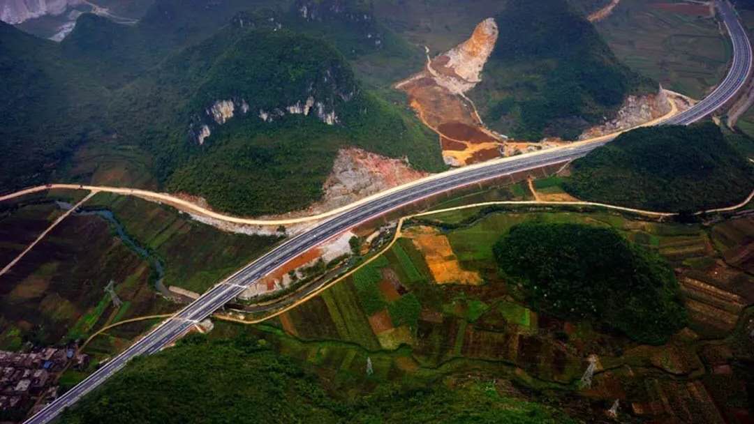 鸟巢和奥林匹克中间的建筑是什么,鸟巢与奥运会有关系吗