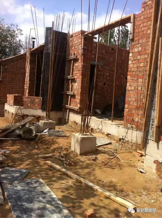 小伙盖三层农村别墅，占地150平米只花不到50万，你觉得怎么样？