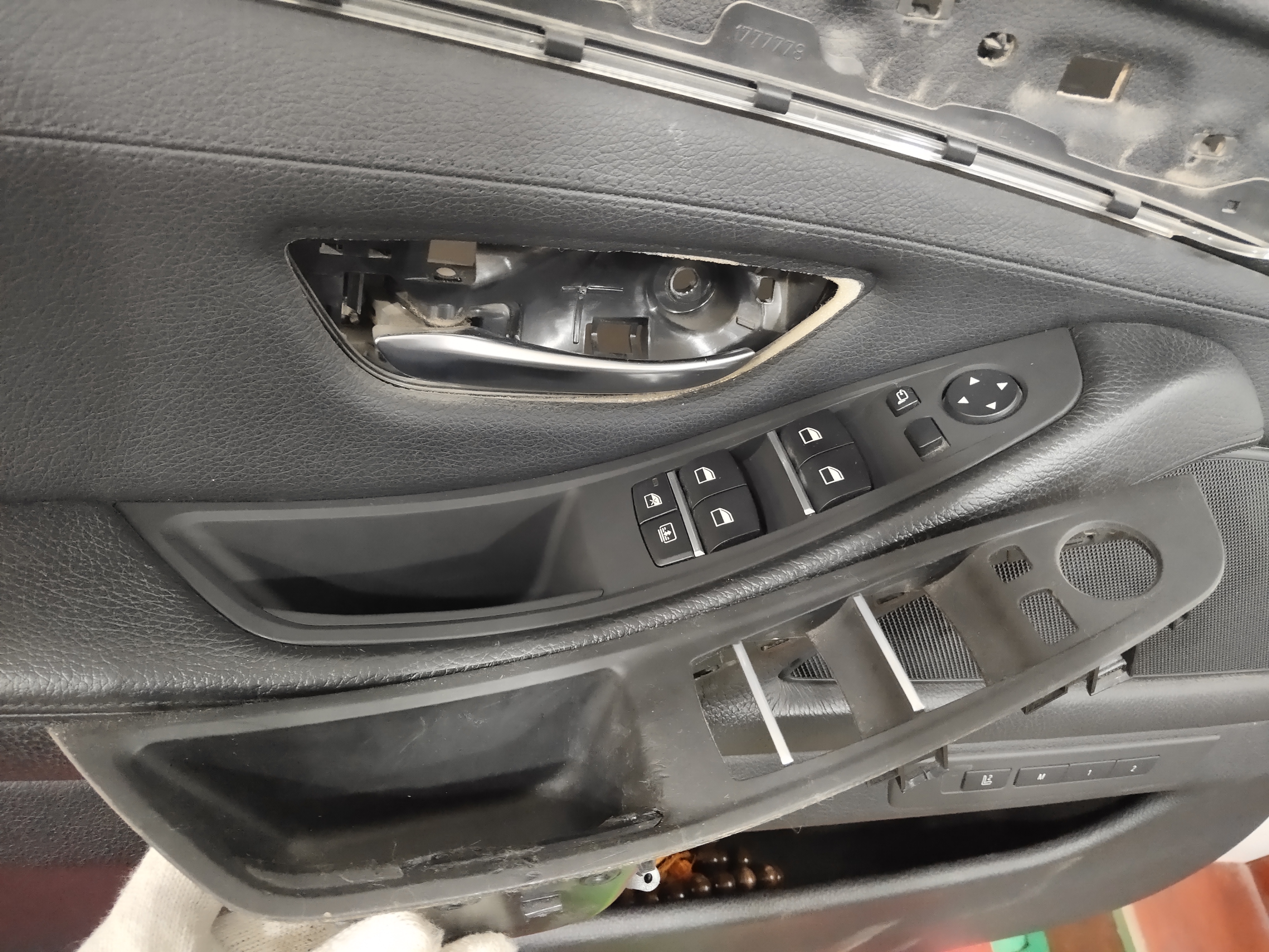 宝马525车门把手的塑料老化,宝马门内拉手橡胶老化怎么解决