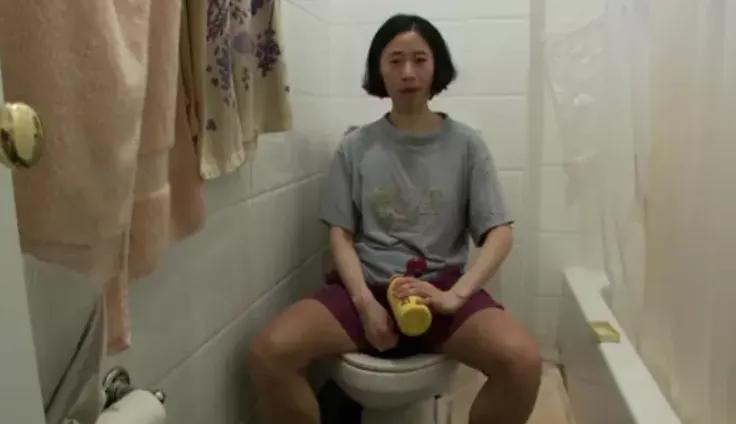 20年穿旧衣，垃圾桶捡食物，纽约女孩省出一套房：有钱，我就不花