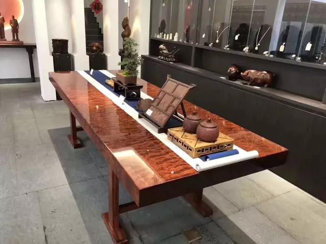 暗访广东天价大板生产基地，原料全是称斤拉木头，富豪还排队来买