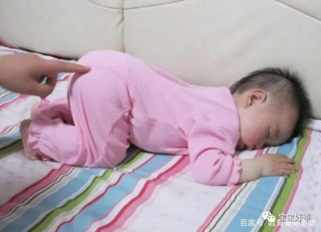 0-3个月婴儿怎么趴怎么翻过来,宝宝趴睡要帮他左右换头吗