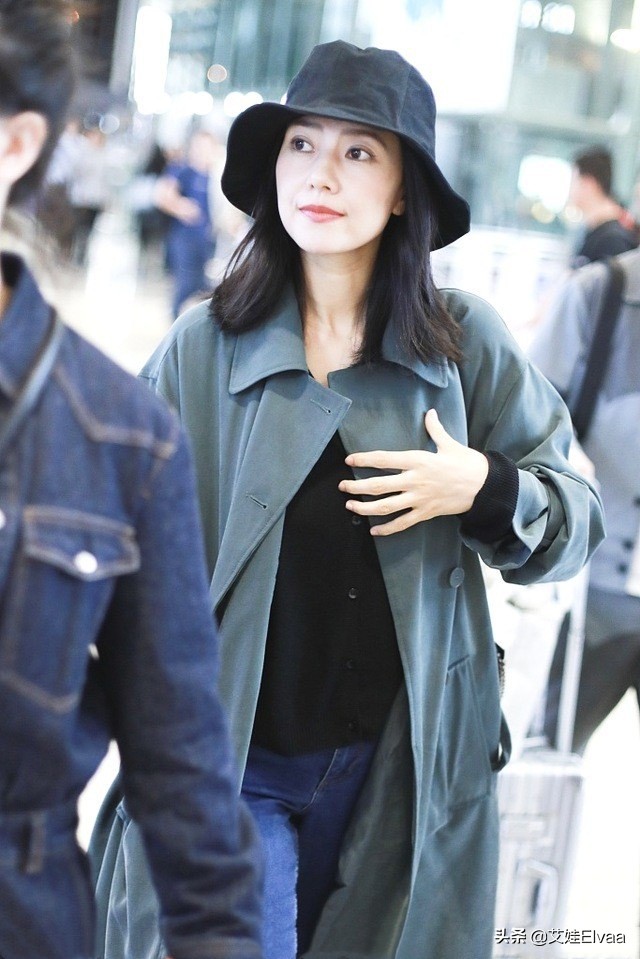 高圆圆现身街头穿白裙露香肩,高圆圆最新穿牛仔裤现身机场图片