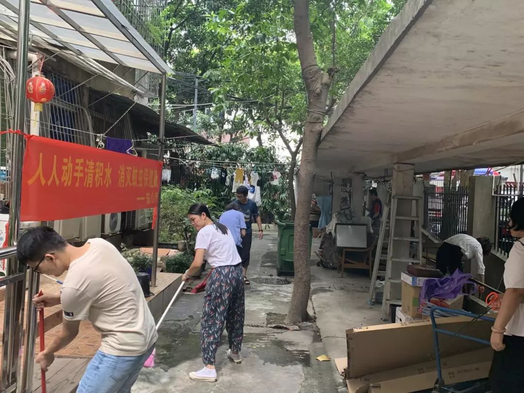 持续推进在职党员进社区志愿服务,在职党员下沉社区开展志愿服务