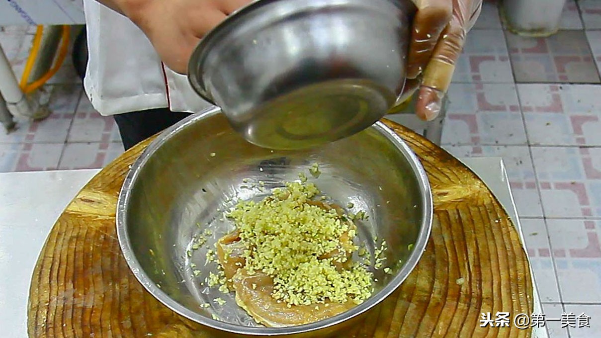 家常炸鸡排最简单做法视频,经典小吃炸鸡排的自制做法