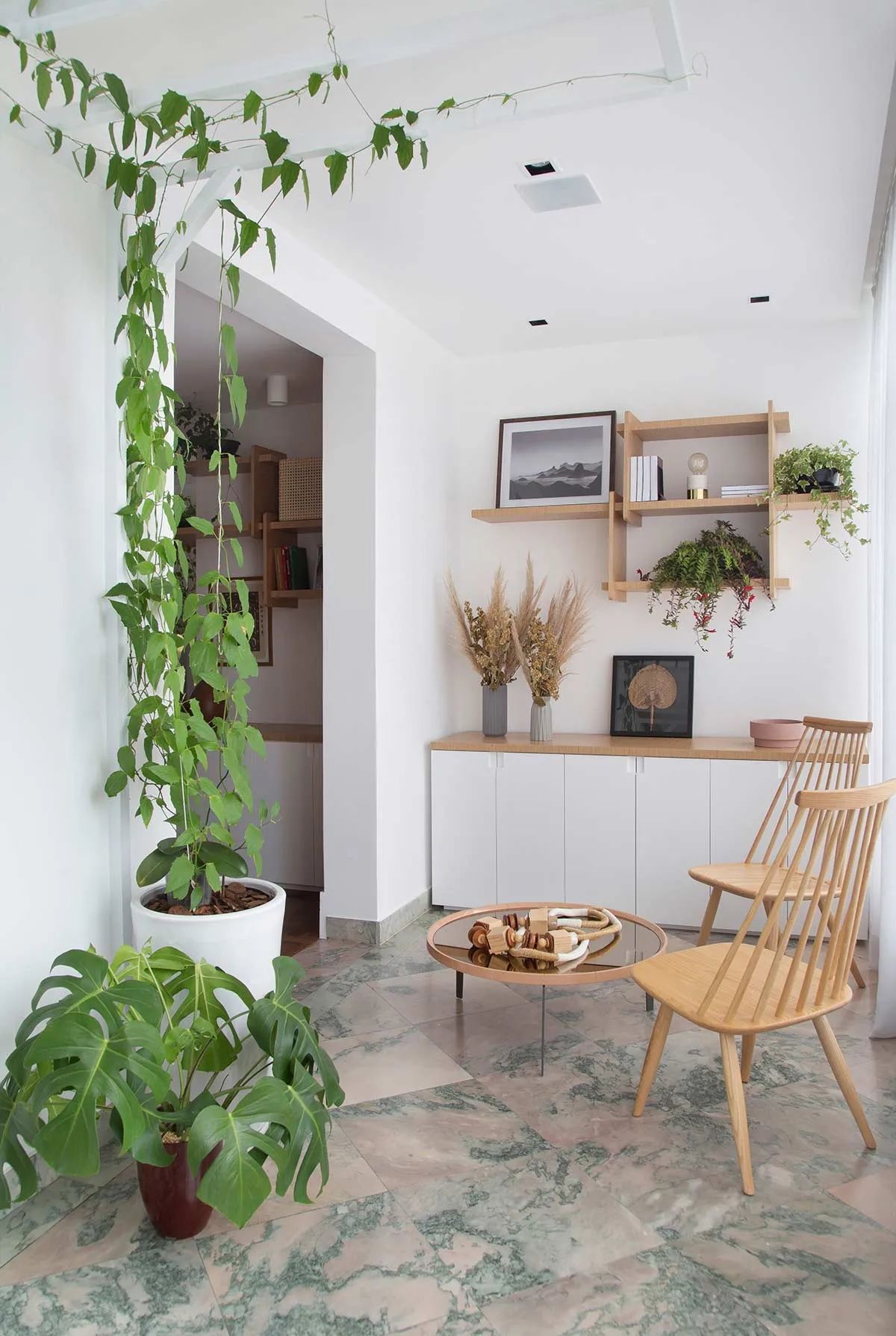 餐厅一面墙做木饰面,中式风餐厅墙面做木饰面