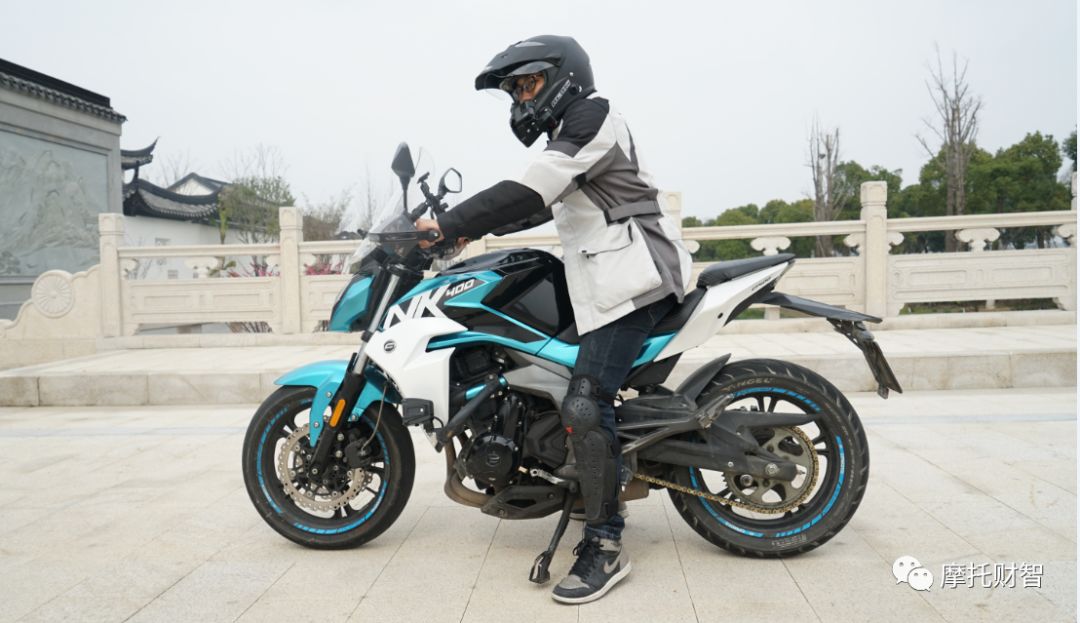 400排量颜值担当,春风400nk和ktm250duke哪个好