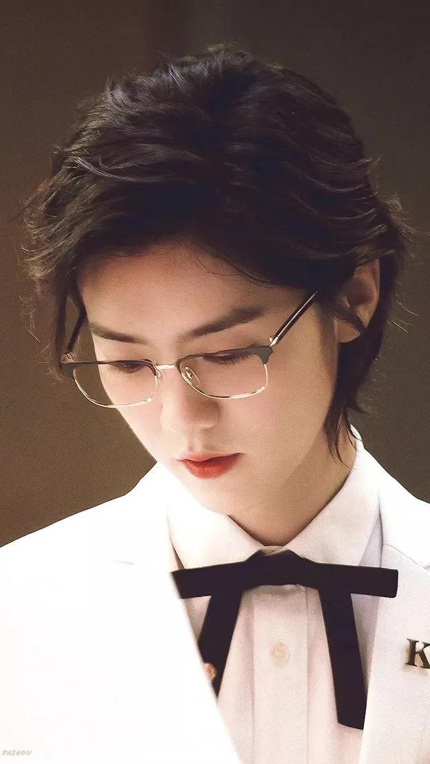 鹿晗壁纸浅蓝色系,鹿晗壁纸皮衣