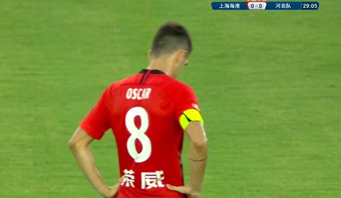 囧!海港外援奥斯卡跳水骗点失败还表达不满,不料1秒后遭打脸