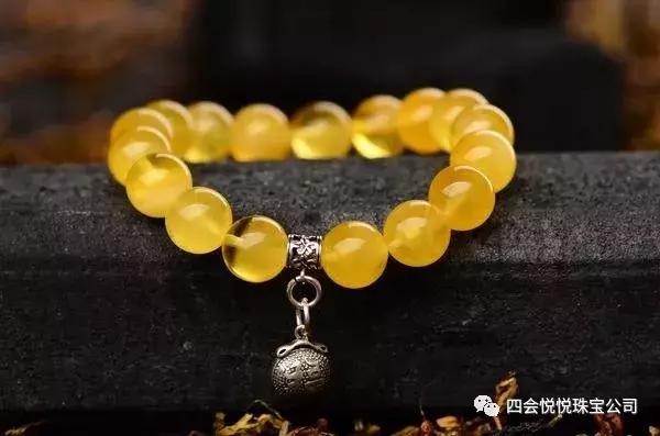 蜜蜡光泽油润,蜜蜡放久了有什么变化