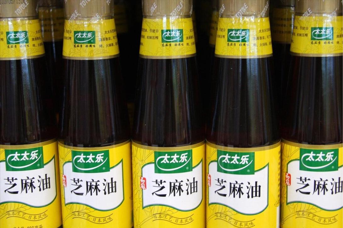 芝麻油跟香麻油是一样的吗,芝麻油跟花生油味道一样吗