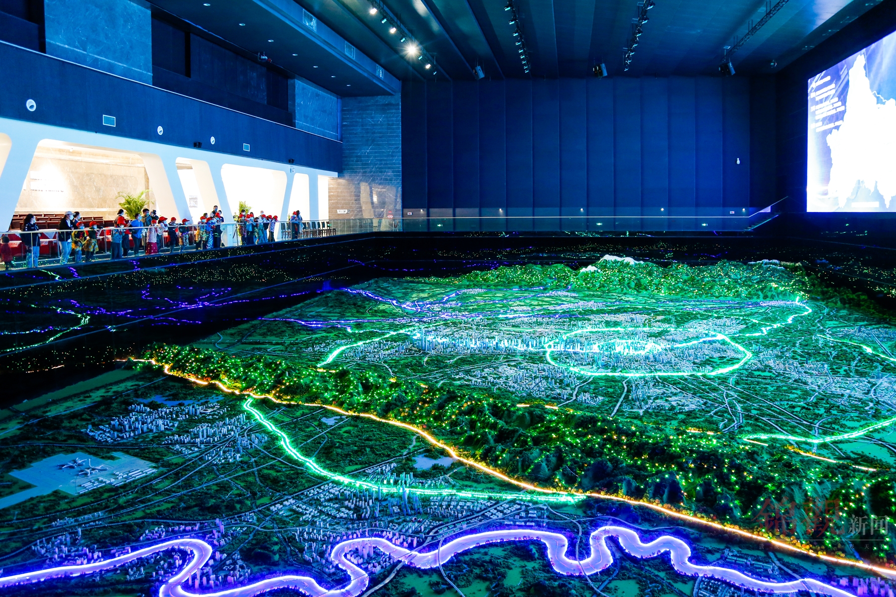 穿越雪域高原感受公园城市20名甘孜足球小将体验成都