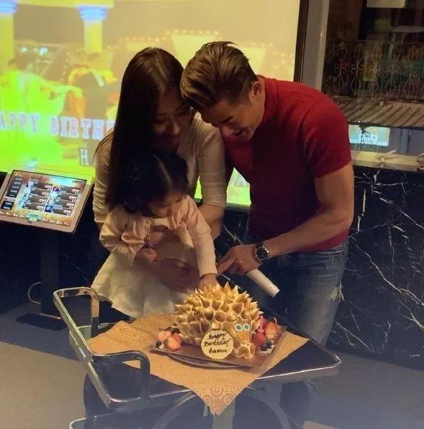 方媛穿白衬衫配黑伞裙,方媛穿修身裙秀辣妈身材