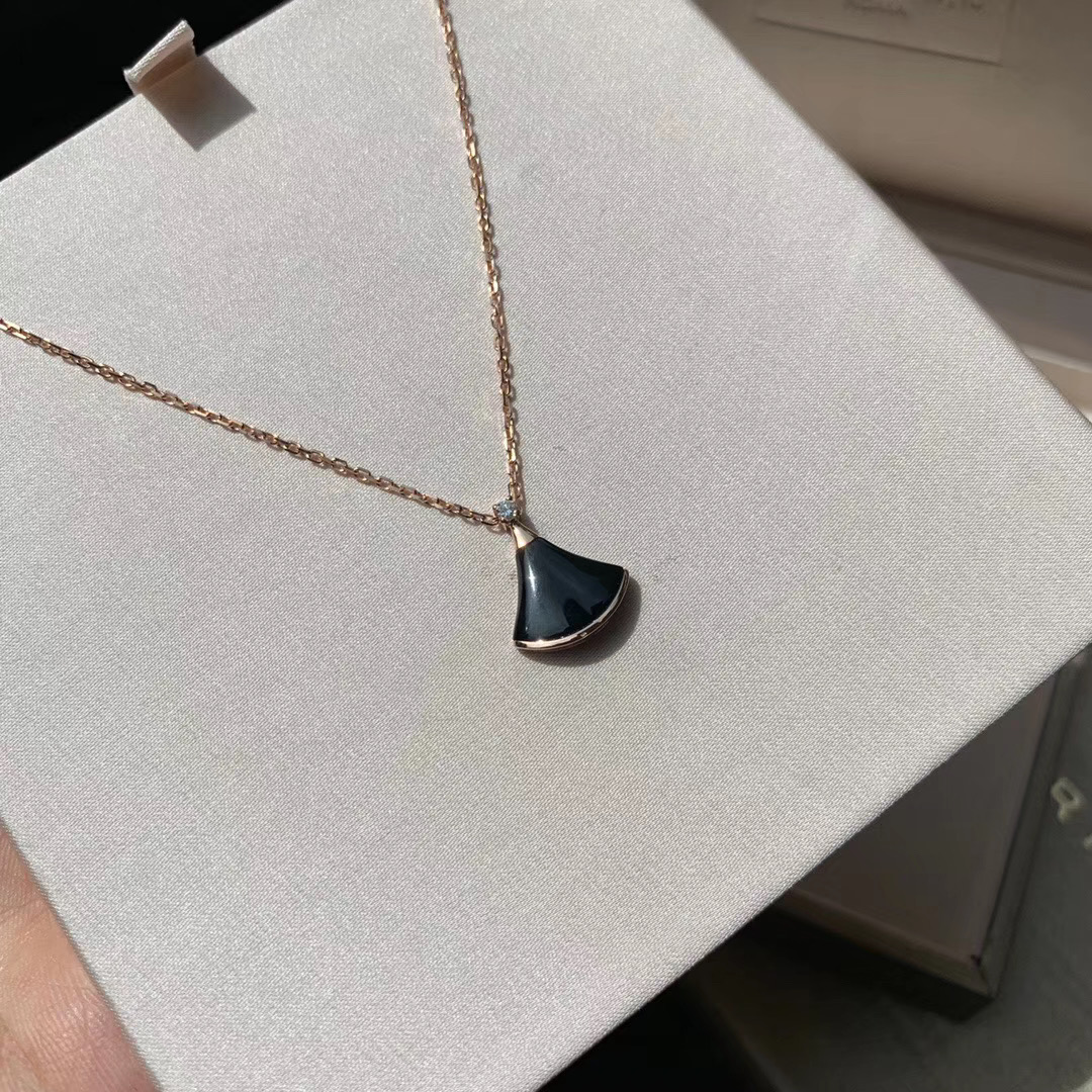 宝格丽扇子原版,宝格丽的红扇子也是经典