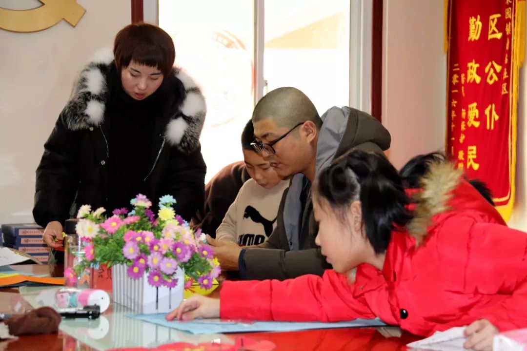 为社区留守儿童辅导功课,心系留守儿童关爱他们成长