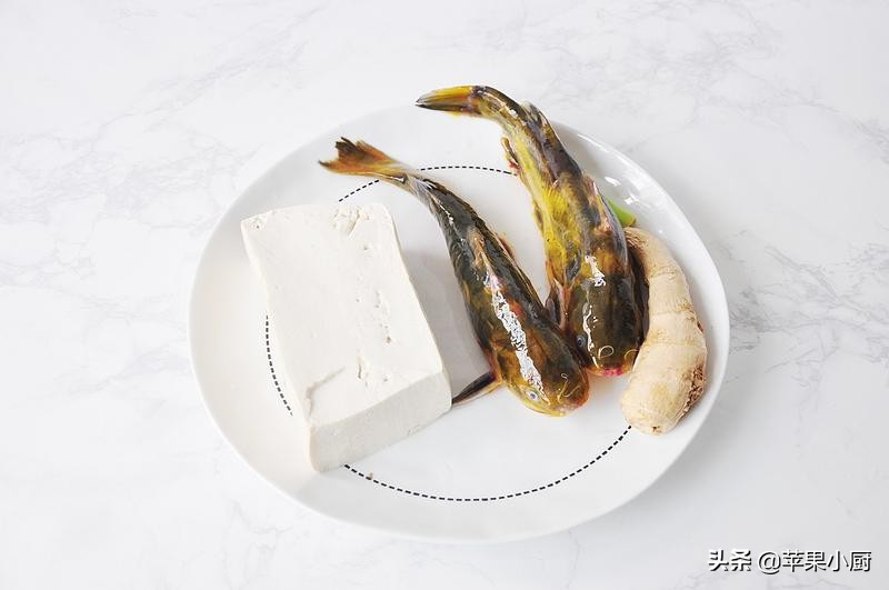 #您好，小暑#不会做鱼没关系，加块豆腐炖一炖，鲜美补钙，好吃