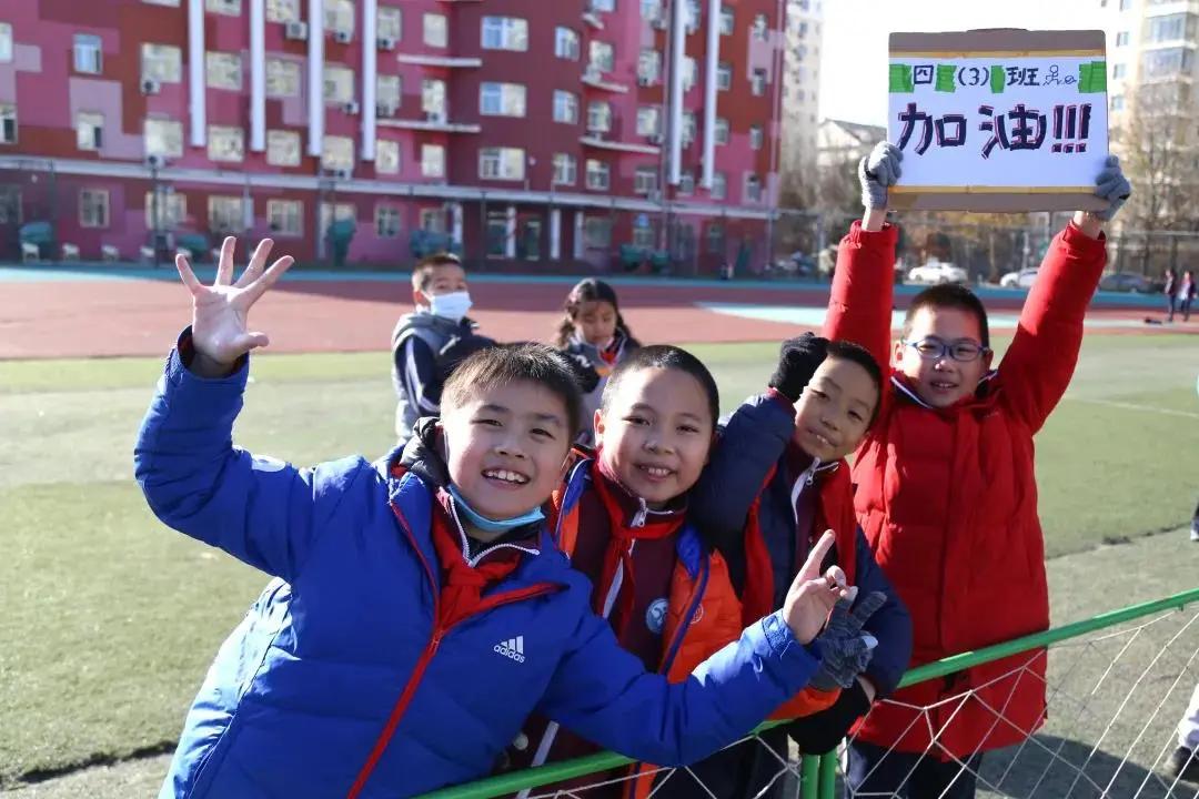 寒冷的早晨也挡不住冬泳人的步伐,寒冷的天气也挡不住我前进的步伐