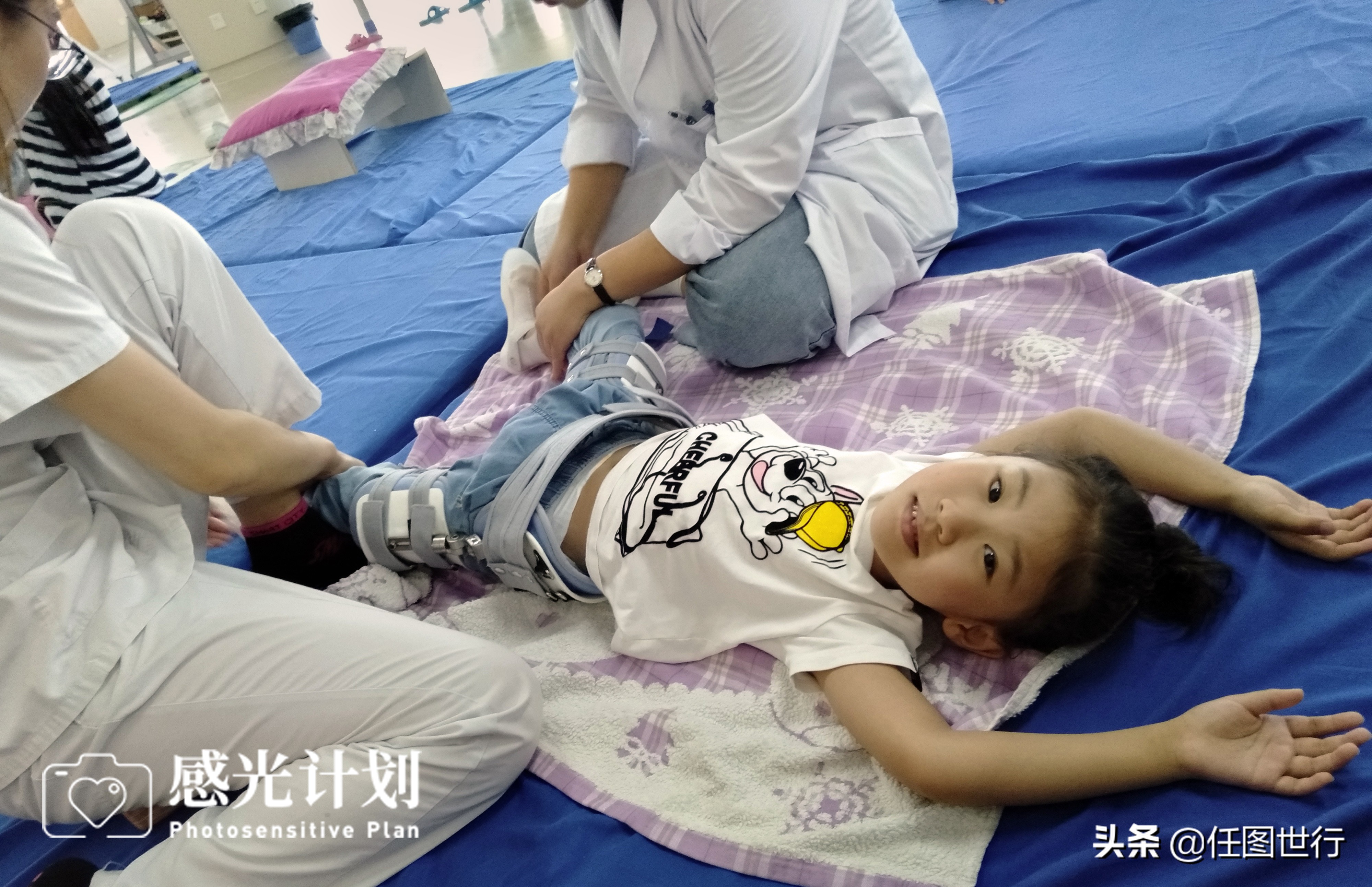 试管婴儿早产患脑炎花60万，爸爸嫌治疗费太贵离婚妈妈地铁口乞讨