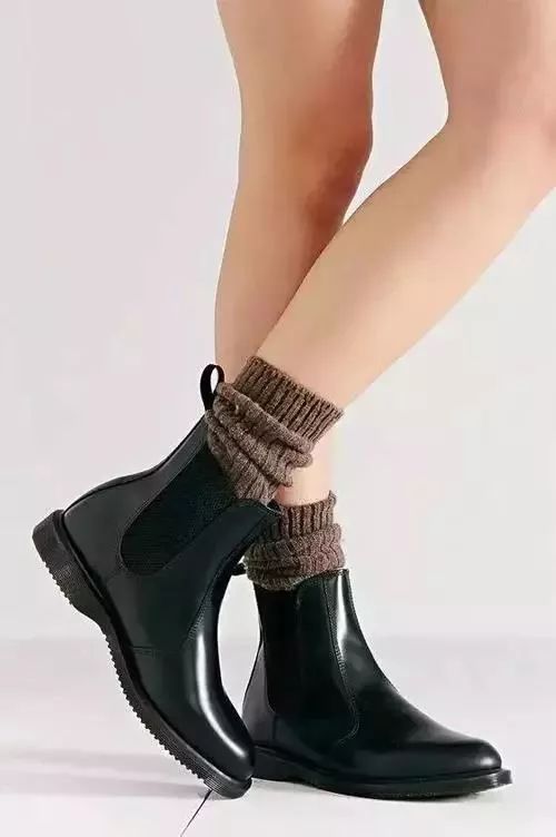 酒红色靴子怎么搭配裙子,驼色靴子黑色裙子怎么搭配衣服