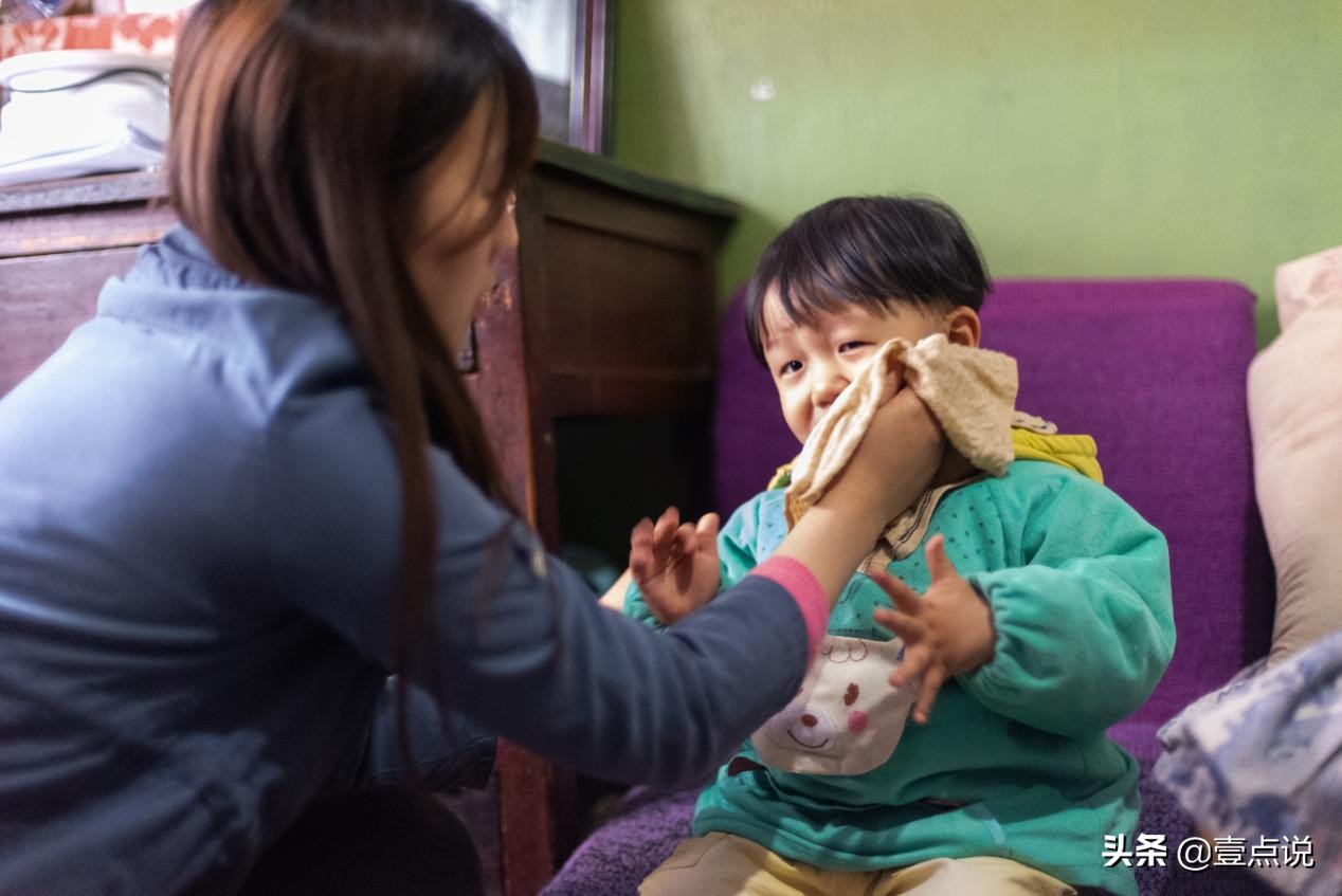 萌娃从小失明却不知真相 (宝宝眼睛险些失明)