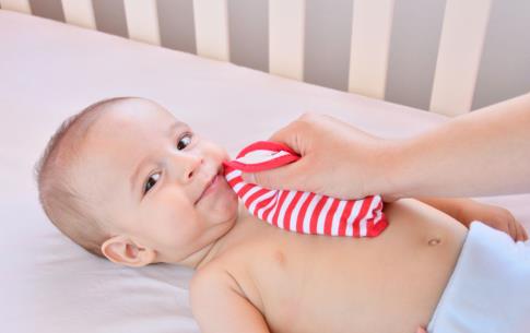 可怕！宝宝湿疹也会“烂脸”，原因是家长偷懒没做这件事