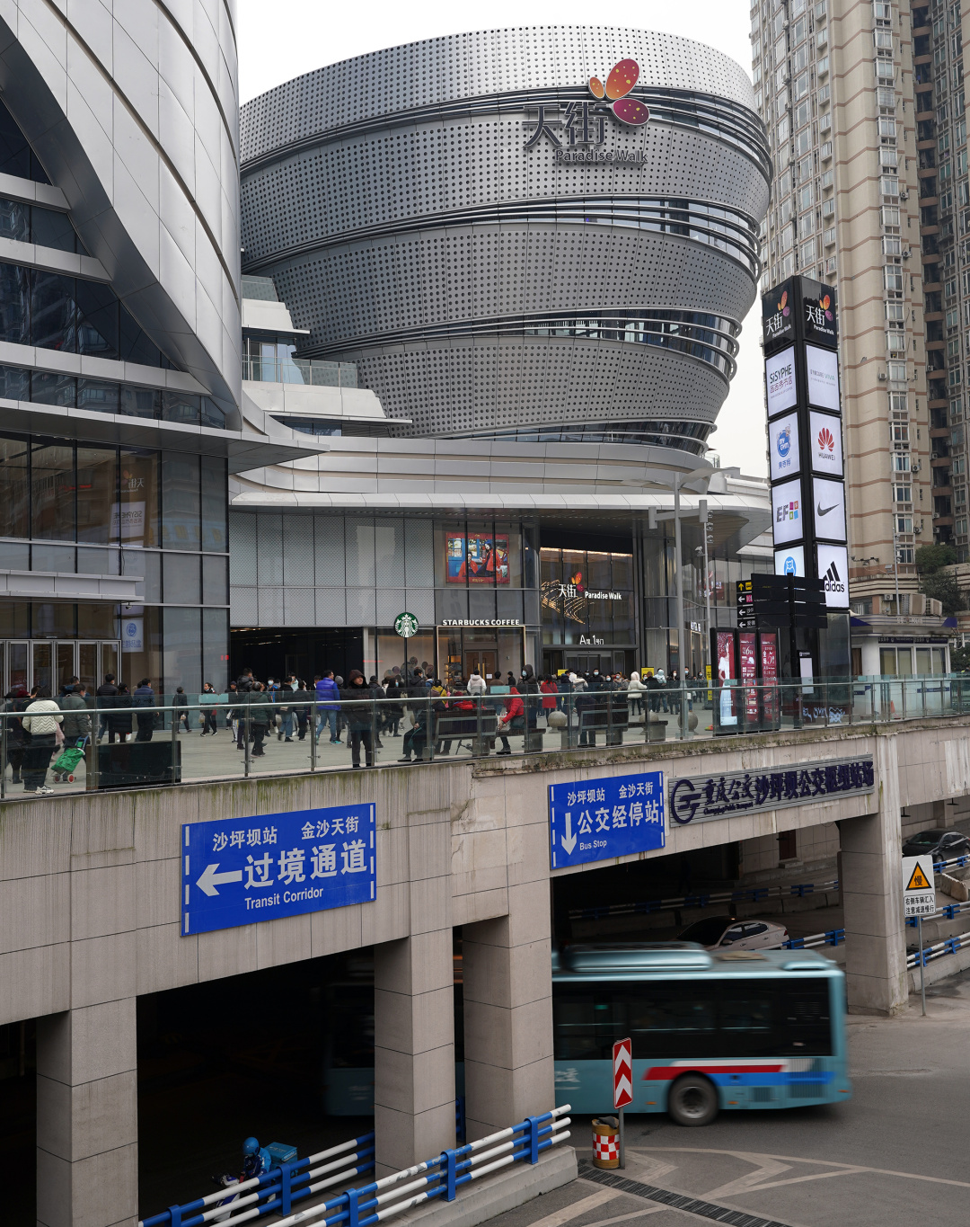 重庆高铁穿高楼的视频,重庆高铁穿楼景观再现