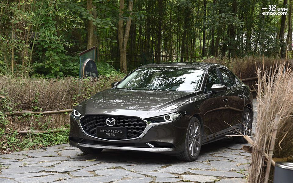 2021马自达3昂克赛拉2.0家用油耗,马自达3昂克赛拉1.5和2.0哪个更好