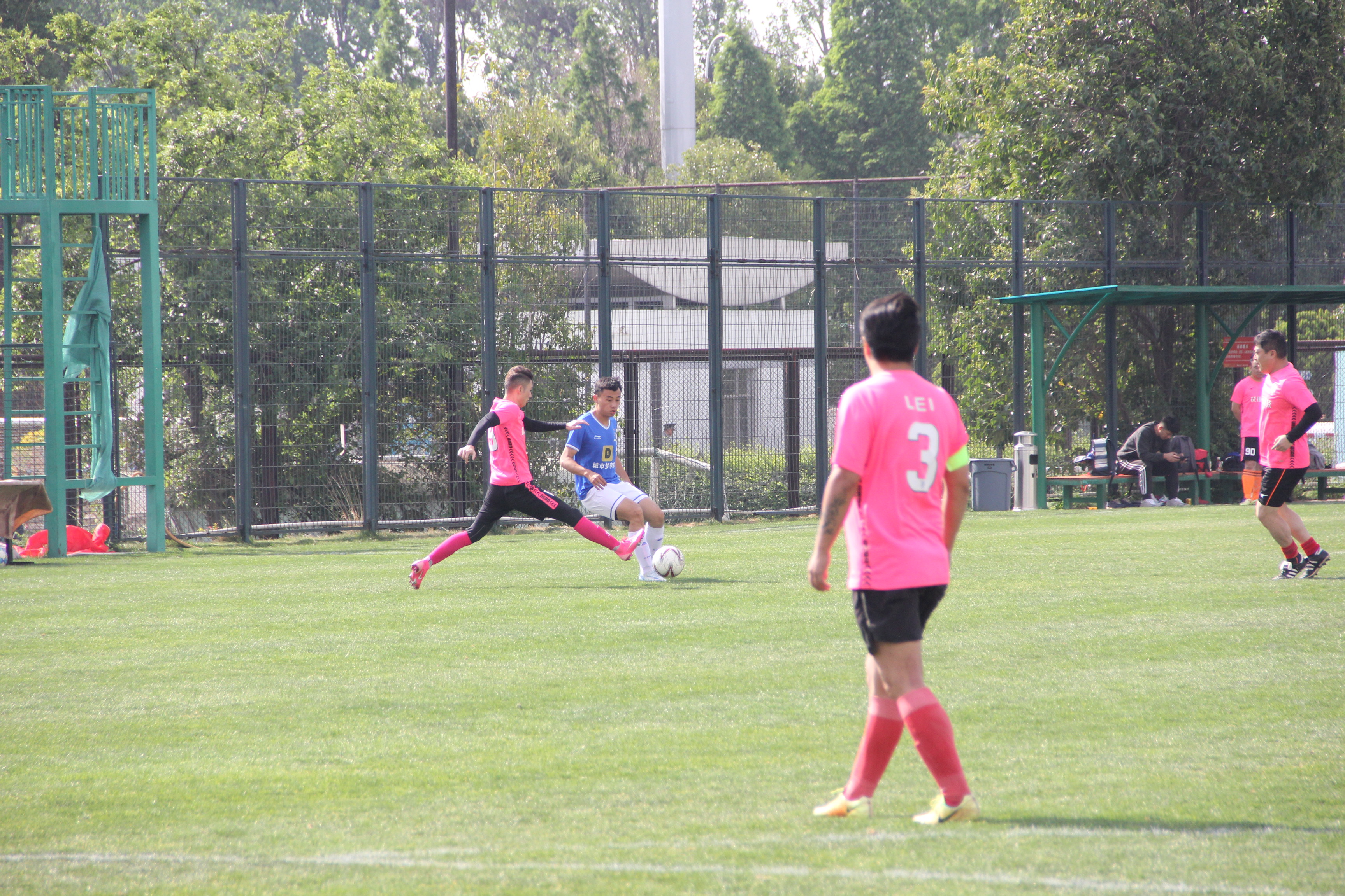 志航杯快乐周末足球赛：乐动五战全胜鑫宏鹰老当益壮