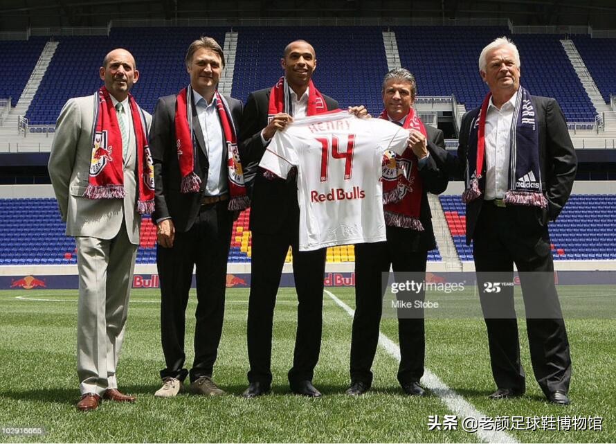 枪王加盟巴萨如愿获得欧冠，生涯唯一污点用手将法国队拍进世界杯