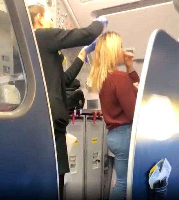 男乘客醉酒呕吐,美国一男子吐口水在车上