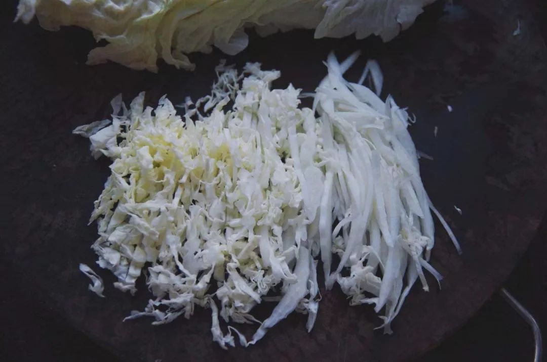 凉拌白菜小窍门清凉爽口简单好吃,凉拌大白菜最好吃的做法第一美食