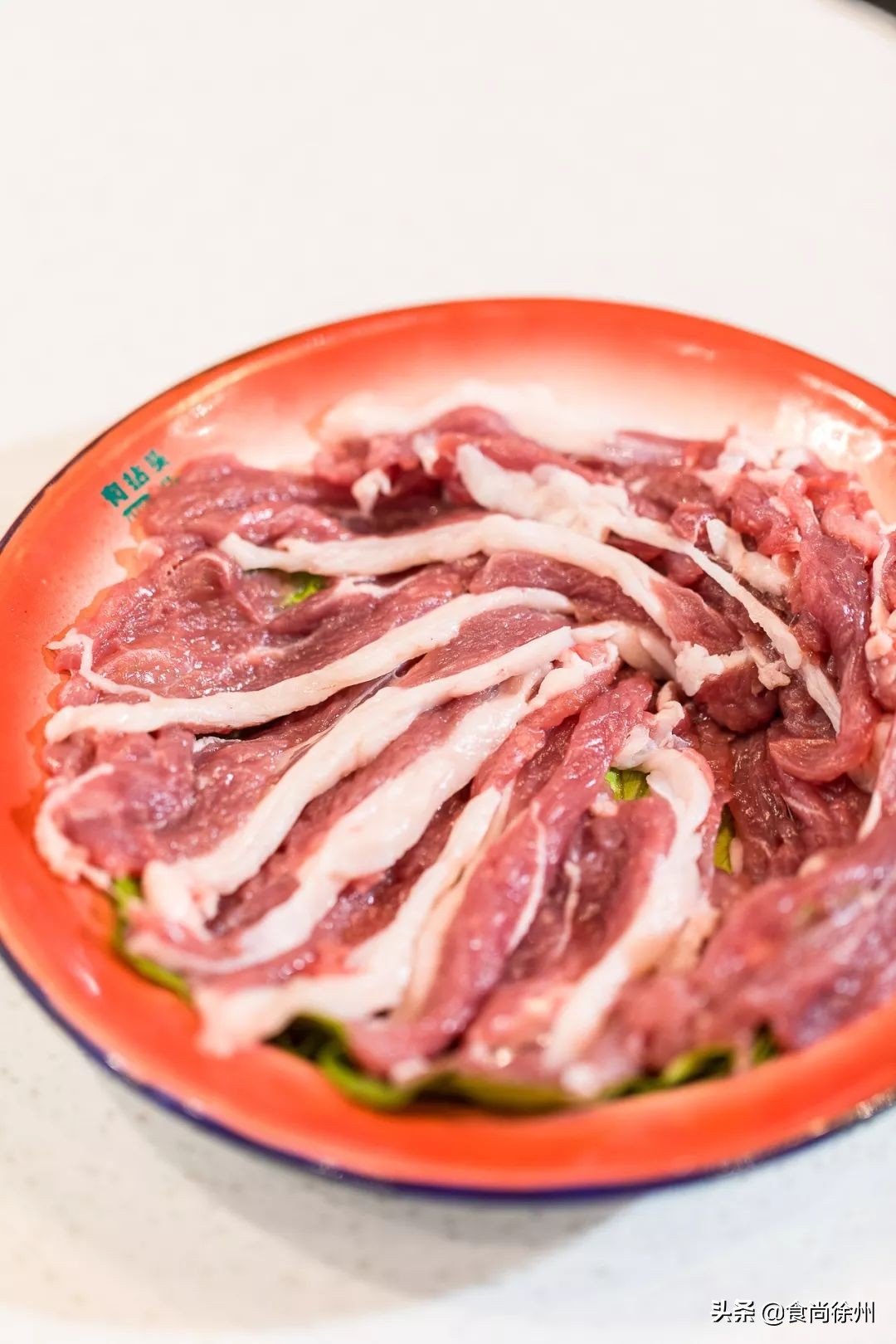 徐州闹市一角，还原了80年代的市井范儿！笸箩上菜，98元吃17样！