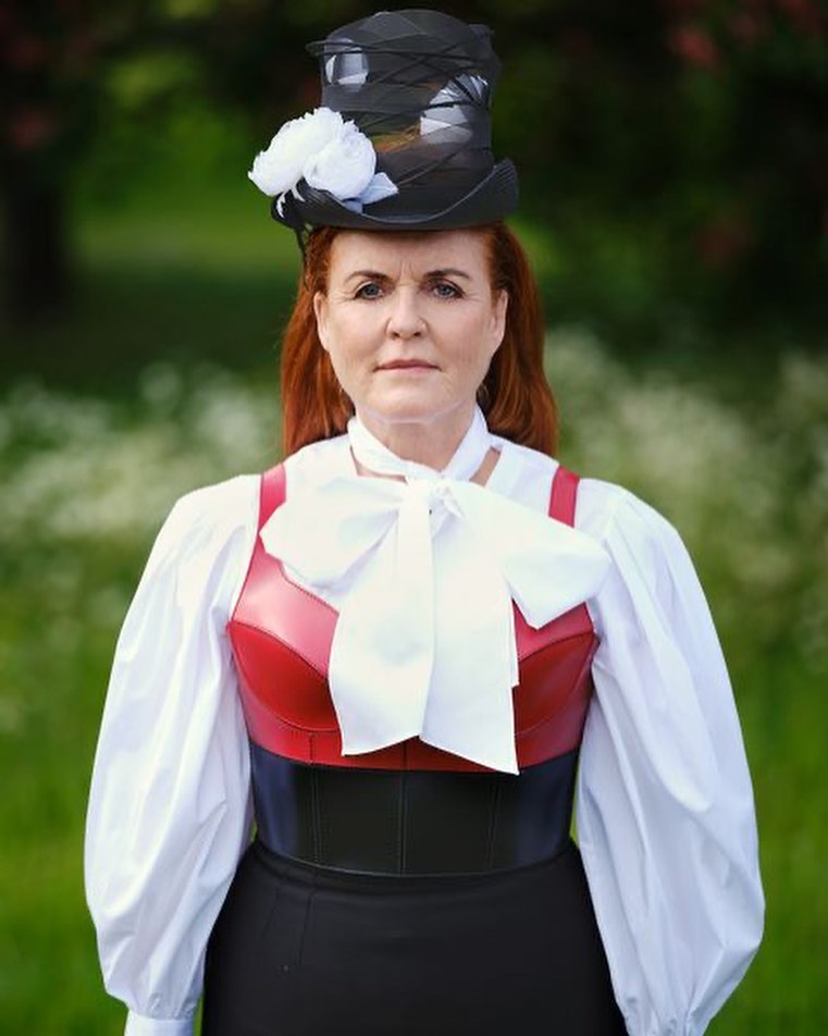 莎拉拍大片撞衫侄媳妇凯特，同款裙子不同格调，细节见王室束缚