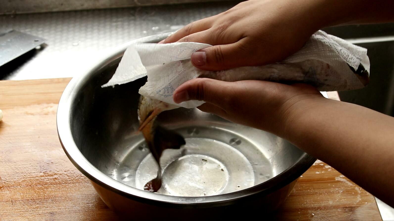 炸鱼的家常做法不用面粉淀粉,炸鱼挂芡是用淀粉还是用面粉