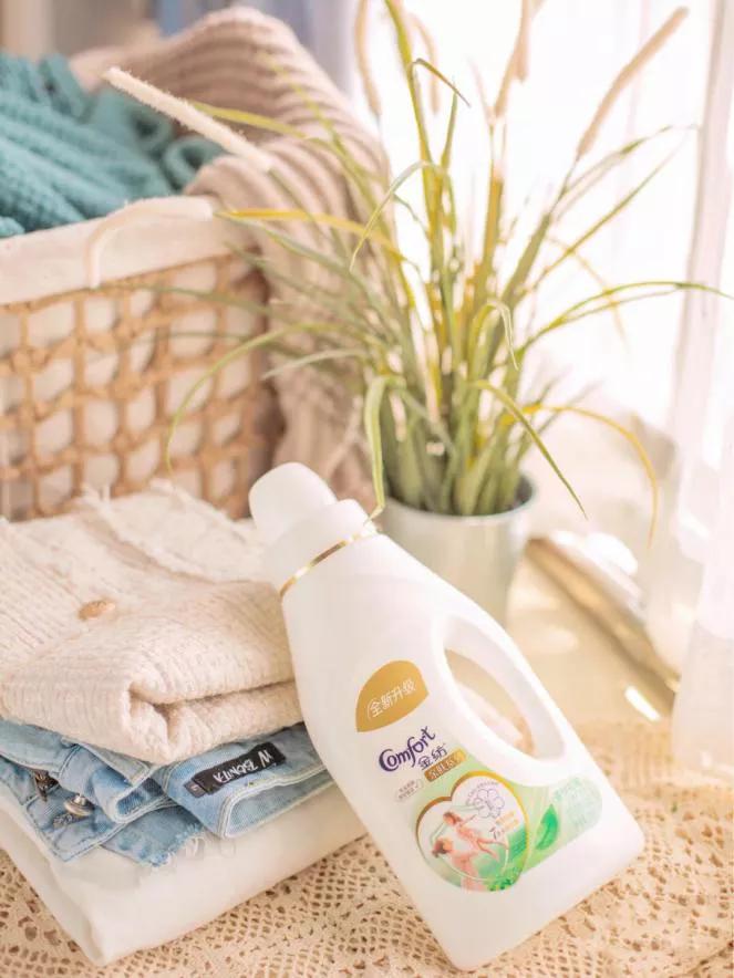 T恤穿腻了?想要时髦又遮肉,春夏白衬衫应该这么洗和这样穿