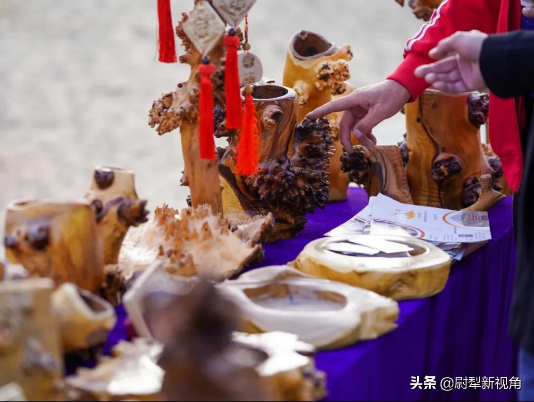 红色传承忆*党**史胡杨根雕迎华诞