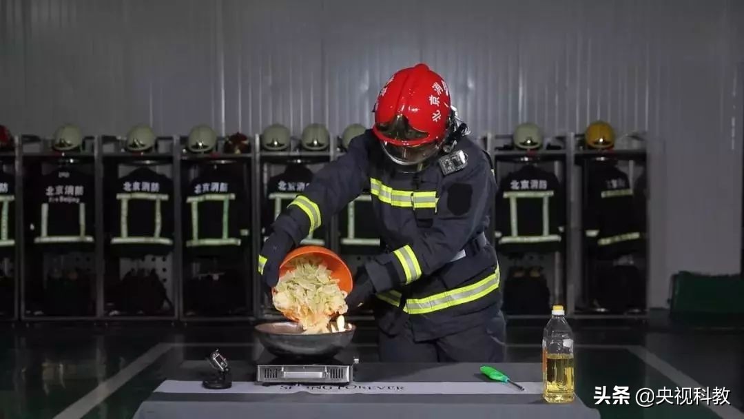 油锅着火不要慌,油锅起火时不正确的扑救方法