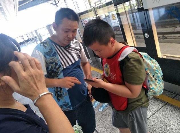 地铁小孩喊妈妈后续视频,地铁上小孩大喊