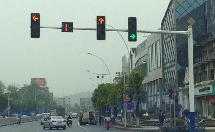 误闯红灯的正确做法,误闯红灯越过停止线停下会扣分吗