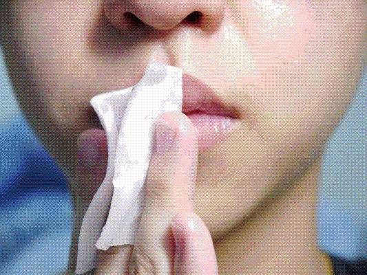 嘴巴周围老是反复长痘已经半年了,47岁嘴周围反复长痘什么原因