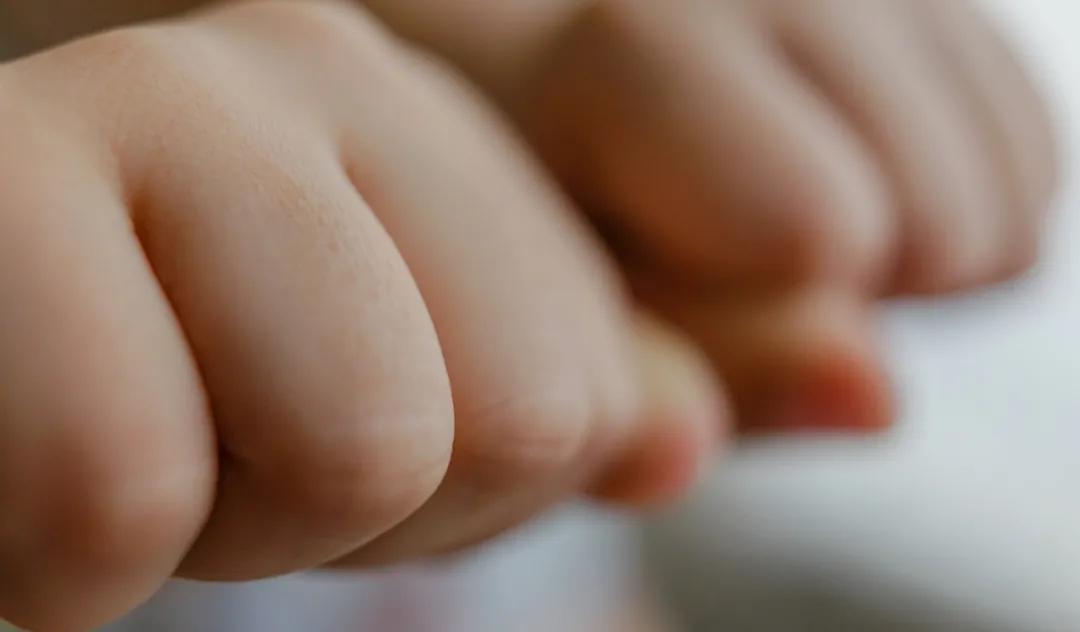 小孩儿爱捉鸡怎么办,一岁小孩喜欢抓鸡玩图文