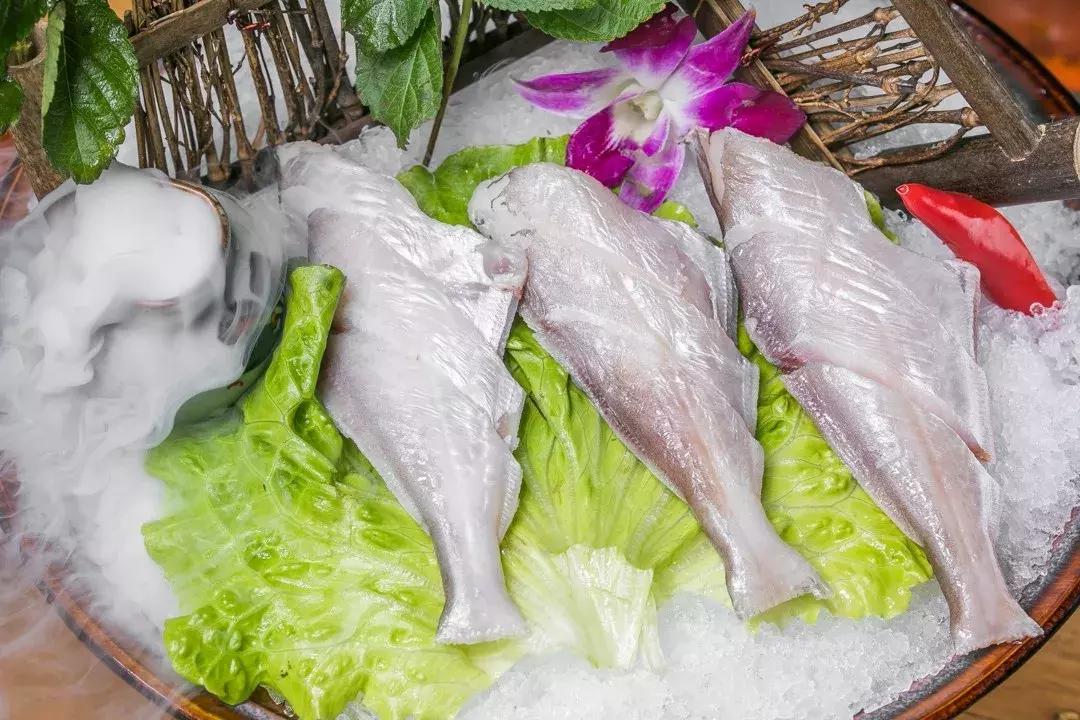 排到凌晨2点！曝光魔都这家「牛排火锅」，1折吃垮老板！