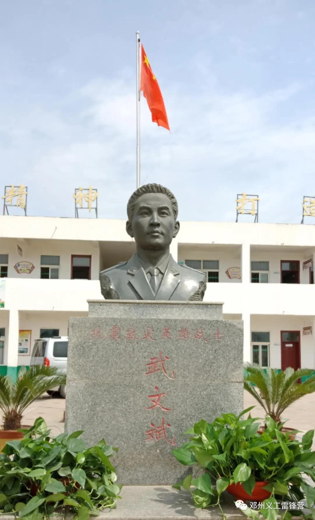 爱心志愿者为农家书屋赠送书,邓州爱心人士捐款